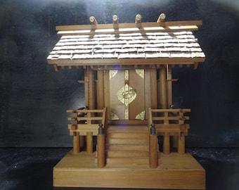 Seltener japanischer Kamidana-Shinto-Altar im Vintage-Stil, authentisches Strohdach (Kayabuki), großer spiritueller Schrein, handgefertigtes Meisterwerk, Höhe 44 cm