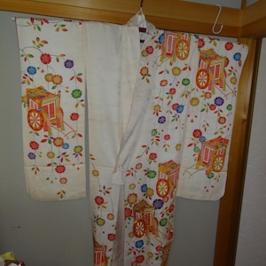 Przepiękny Furisode Kimono Jedwabny Wózek Kwiatowy Wzór Złote Akcenty 150 cm Vintage