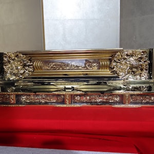 Japanese Buddhist Altar Platform Base - Gilded Handcrafted Butsudan Stand with Dragon & Lion Motif - 71×26×H20cm