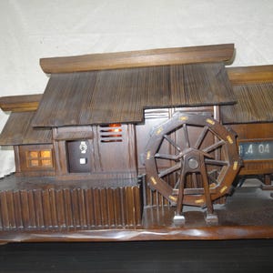 Vintage japanische Klappuhr „Furusato“ von Morita – Altes Volkshaus-Design mit elektrischem Wasserrad und Licht – Funktioniert mit 100 V, 69 × 32 × 38 cm