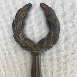 Antique Metal Laurel Lef Finial Lamp Topper