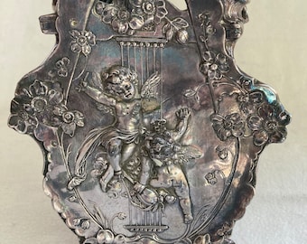 Vaso di fiori antico con putti di cherubino in porcellana con rivestimento in argento in stile Art Nouveau