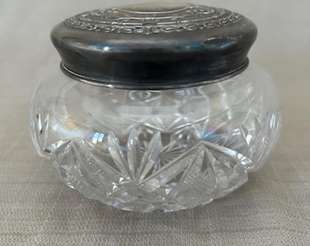 Tarro de polvo antiguo victoriano de cristal tallado con tapa y plata esterlina repujada.