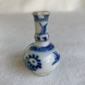 Antique Chinese Japanese Retro Asian Blue and White Miniature Art Pottery Vase