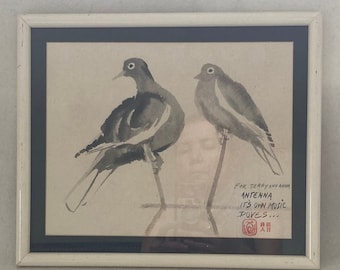 Puede incluir: Un dibujo enmarcado en tinta negra y blanca de dos palomas posadas en ramas. El dibujo está sobre un fondo de papel marrón claro. El texto debajo de las palomas dice "Para Terry y Adam Antena Es su propia música Palomas..." con un sello rojo debajo del texto.