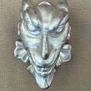 Tiradores de cajón de bronce con forma de gárgola y figura mítica, de Robert St. Croix, estilo vintage. Herrajes para restauración de muebles recuperados.