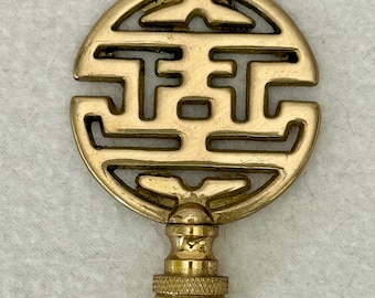 Remate de lámpara chino de la prosperidad, de bronce y latón antiguo.