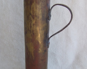 Recipiente antiguo de cobre primitivo martillado a mano, de Oriente Medio, con asa inusual.