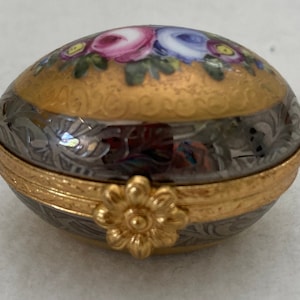 Caja de baratijas doradas ovaladas con huevo principal de Pient de bronce de porcelana de Limoges vintage