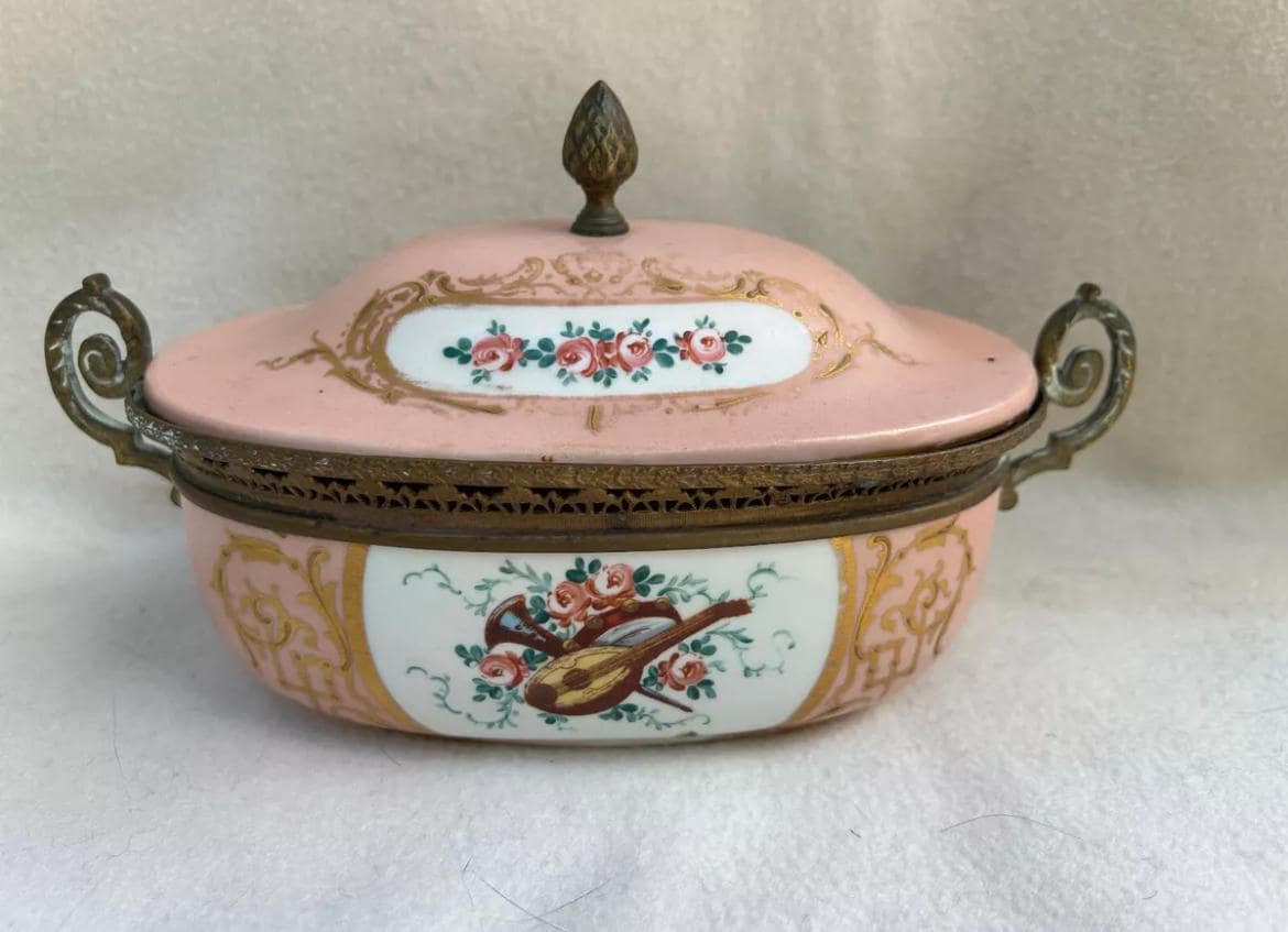 ポーセリンの本 Sèvresの所蔵品のイラスト画 お値下げ中