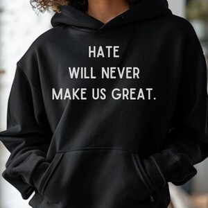 Haat maakt ons nooit groot, unisex-hoodie anti-haat, softstyle fleece activistsweatshirt, protestkleding, sociale-rechtvaardigheidtrui