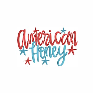 Puede incluir: Sobre un fondo blanco, las palabras "American Honey" en rojo y azul. Estrellas rojas y azules adornan el texto, creando un diseño patriótico.