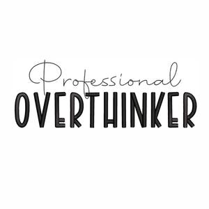 Professionell Overthinker broderidesign i 7 storlekar. Rolig citat minimalistisk text digital maskinbroderifil. bild 1