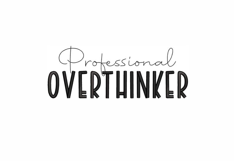 Professionell Overthinker broderidesign i 7 storlekar. Rolig citat minimalistisk text digital maskinbroderifil. bild 1
