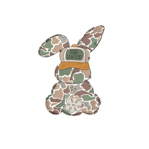 Peut inclure: Un lapin camouflage brun et vert portant un chapeau brun et orange avec l'inscription "Egg Hunter".