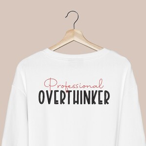 Professionell Overthinker broderidesign i 7 storlekar. Rolig citat minimalistisk text digital maskinbroderifil. bild 3