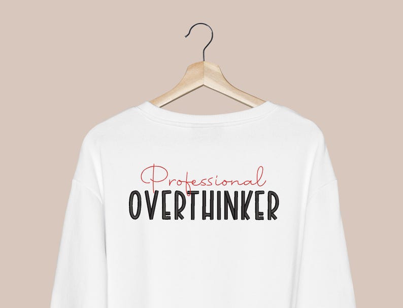 Professionell Overthinker broderidesign i 7 storlekar. Rolig citat minimalistisk text digital maskinbroderifil. bild 3