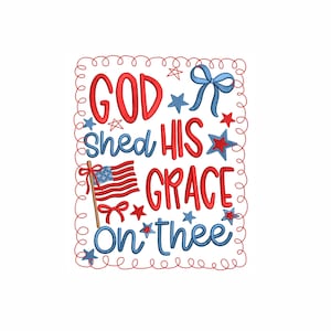 Puede incluir: Un diseño patriótico con el texto "GOD shed HIS GRACE on thee" en rojo y azul. El diseño incluye una bandera estadounidense, estrellas y un lazo, todo dentro de un borde rojo y ondulado. Ideal para el Día de la Independencia.