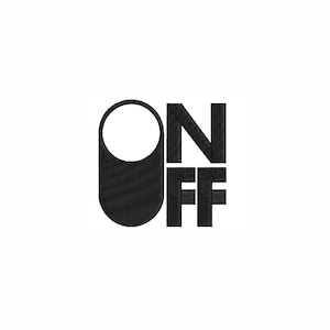 Può includere: Design ricamato nero con le parole "ON" e "OFF" e un simbolo del pulsante di accensione/spegnimento. Il design è centrato su uno sfondo bianco. Le lettere sono in grassetto, carattere sans-serif.