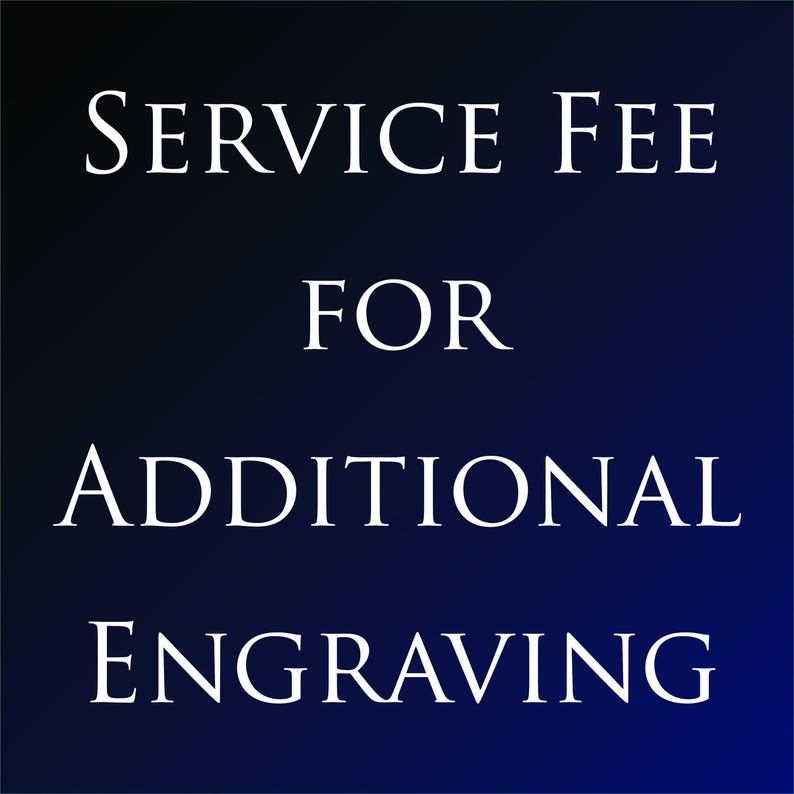 K&ouml;nnte beinhalten: Wei&szlig;er Text "SERVICE FEE FOR ADDITIONAL ENGRAVING" vor einem dunkelblauen Farbverlauf. Der Text ist zentriert und in einer klaren Schriftart gehalten, ideal f&uuml;r Gravur-Dienstleistungen.