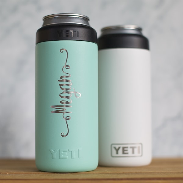 Personalisierte YETI Slim gravierte Colster mit vertikalen Namen Skinny Hard Seltzer, Brautjungfer, Geburtstag, Road Trip, Lake Life, Camping