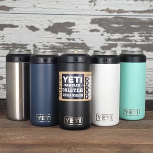 Recuerdo personalizado grabado YETI® SLIM Colster para padrinos de boda, padrinos de boda, padre de la novia, novios, viajes por carretera a las montañas ML4L imagen 3