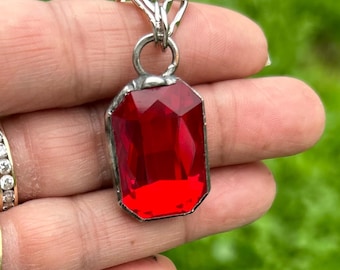 Collar con diamantes de imitación rojos