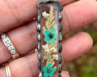 Collar con colgante de flores prensadas de vidrio soldado hecho a mano