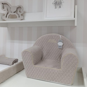 Mini poltrona beige fatta a mano, elegante decorazione per la cameretta dei bambini