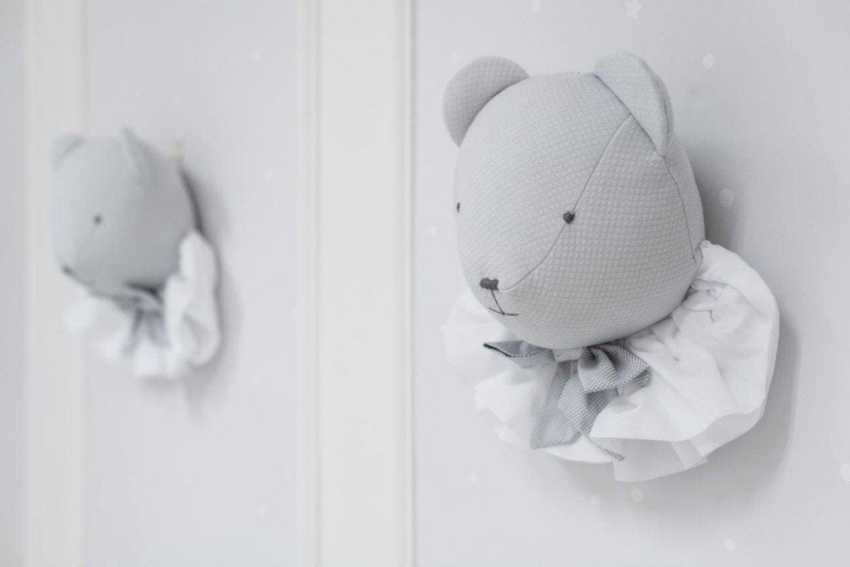 手作りのぬいぐるみクマの頭の壁掛け：居心地の良い子供部屋の装飾 