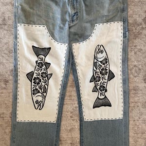 Jean à genoux double imprimé truite arc-en-ciel upcyclé