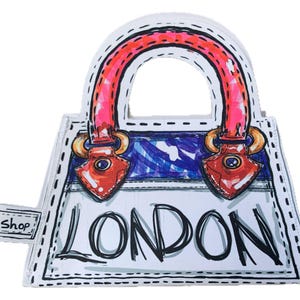 La borsa LondoNotReal è realizzata a mano in tessuto ecologico Kraf Tex (fibre di legno naturali, carta lavabile). Ha una forma retrò anni Cinquanta.