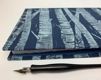 Aspen-schetsboek met blauw papier en handgedrukte stoffen kaft, fine art journal liggend formaat