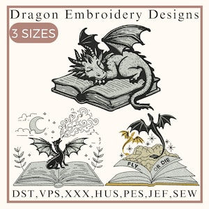 Puede incluir: Tres diseños de bordado con dragones y libros abiertos. El primer diseño muestra un dragón durmiendo sobre un libro. El segundo diseño muestra un dragón escupiendo fuego desde un libro. El tercer diseño muestra un dragón volando fuera de un libro con el texto "FLY... OR DIE".