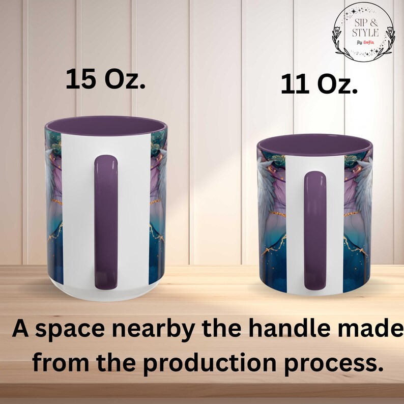 Op de afbeelding: Twee keramische mokken met een witte buitenkant en een paarse binnenkant. De grotere mok is gemarkeerd met "15 Oz." en de kleinere mok met "11 Oz." Beide mokken hebben een kleurrijk abstract ontwerp en een paars handvat. Tekst op de afbeelding luidt "A space nearby the handle made from the production process."