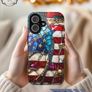 Puede incluir: Un juego de tres tazas de cerámica con un acabado mate moteado. Las tazas son de color crema, gris claro y gris oscuro. Cada taza tiene un diseño simple y minimalista y un asa redondeada.