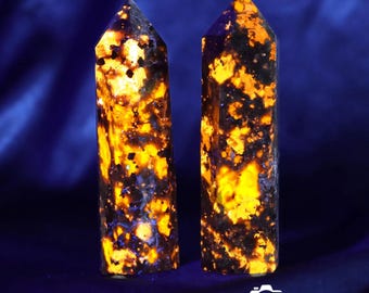 Torre de cristales de yooperlita natural, punta de obelisco de cristal, especímenes minerales para decoración del hogar y el coche, brilla bajo la luz ultravioleta.