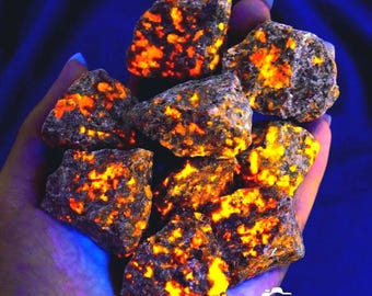 天然ユーパーライト蛍光ソーダライトストーン、UV反応性結晶、鉱物標本