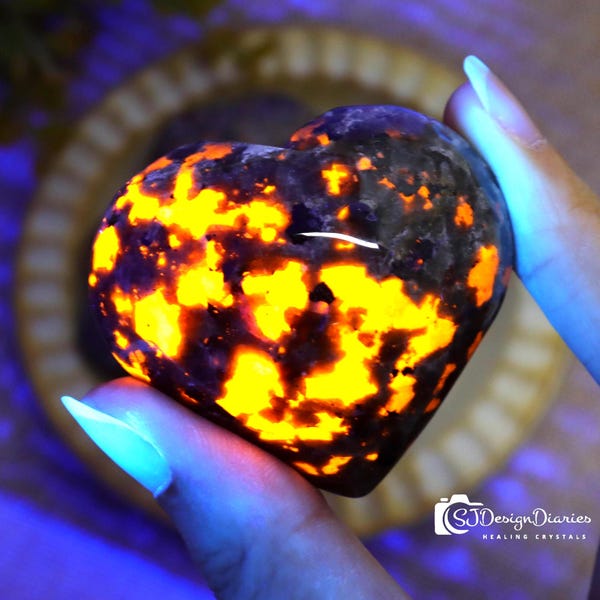Piedra Corazón de Yooperlita, Piedra de Yooperlita Natural, Reactiva a los rayos UV, Piedra de Fuego, Brilla bajo la luz UV, Ideal para Rellenar Calcetines