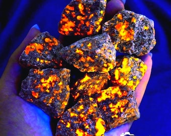 Pierre yooperlite brute, pierres précieuses yooperlite naturelles, réactif aux UV, cadeau de Noël, pierre de feu