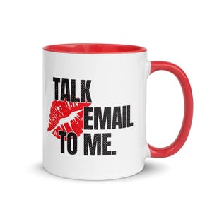 Könnte beinhalten: Weißer Keramikbecher mit roter Innenseite und Henkel. Der Becher zeigt den Text "TALK EMAIL TO ME" in Schwarz, mit einer roten Lippenstift-Kuss-Grafik. Ein lustiges und verspieltes Design für Kaffee oder Tee.