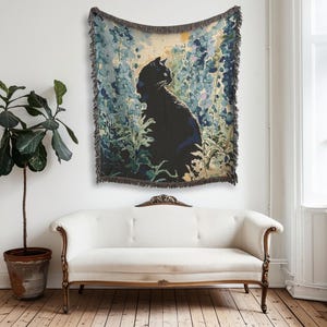 ラークスパーの花に黒猫が描かれた織りタペストリーブランケット - 猫好きの方へのギフト、花柄のホームアクセント、デルフィニウムの花柄