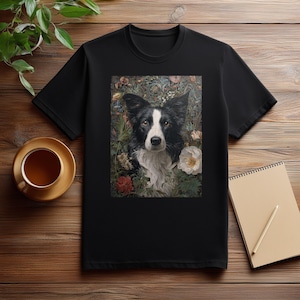 Könnte beinhalten: Schwarzes T-Shirt mit einem detaillierten Porträt eines Border Collie-Hundes vor einem floralen Hintergrund. Der Hund hat schwarz-weißes Fell mit einem fokussierten Blick. Das florale Design umfasst rote und weiße Blumen.