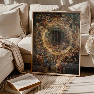 Può includere: Un dipinto incorniciato che rappresenta un vortice di figure vorticose, con un centro scuro e un bordo esterno dorato chiaro. Il dipinto è posto su uno sfondo neutro.