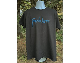 The Lord of the Rings The Hobbit FRODO LIVES T-Shirt Baggins screen printed rings of power bilbo