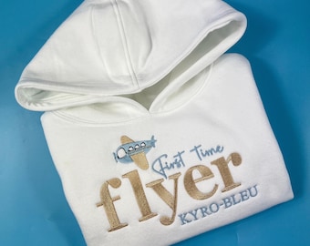 Broderad Hoodie med Flying First Time Flyer-motiv | Personlig Flygplansresa