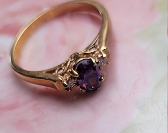 Gåvor till brudtärnor, ring med äkta cz-ametist, 8 mm x 6 mm cz och är i 18k guld, hög kvalitet, tillverkad av Covenant RS, gammalt, nytt lager