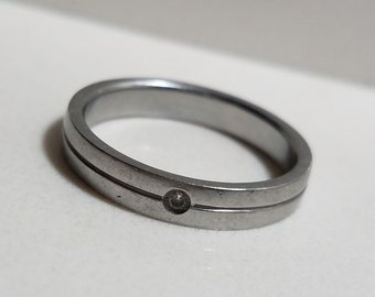 Unisex Cz Ring Sterling nur ein funkelnder Chip von 1mm Diam Größe 9 Hochzeit Band nicht trüben Dezember Birthstone