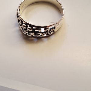 Vintage  Ring one Flower Filigree  Size 7 and is 925  signed Sterling Design Promise a Flower Forever