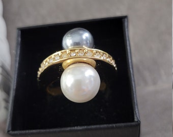 Ring  Modernist  Faux Pearls Luster Grey and White Statement Jewelry Thumb Ring Ring Size 9 Unisex